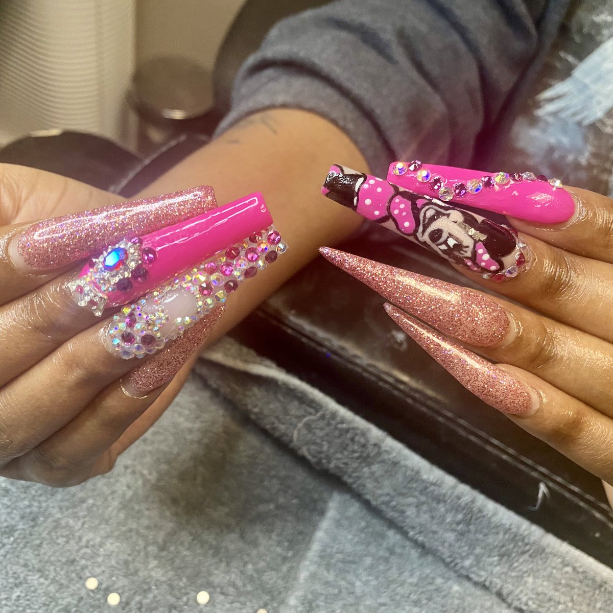 jadeolivia__'s tweet photo. Posting my hand drawn Minnie to tough crowd Twitter letโs see how it goes ๐ค๐พ๐ค๐พ๐ค๐พ TURN ME UP YALL PLEASE๐ฅบ I loved working on this set it was so much fun & itโs super girly ๐โจ๐ฅฐ #IndyNails #NailArt #RT & #Like this if you think I did well ! Booking : https://t.co/wdIXbybkaK https://t.co/rs4WidesNA