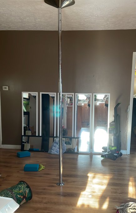 I made my pole room into my own private strip club stage 💖 gave it the ol razzle dazzle ✨✨✨✨ https://t