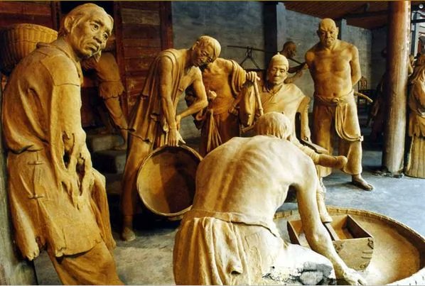 四川地主刘文采在家乡建学校征地，用两亩地换农民一亩地，用两间房换人家一间房。某位农民在学校地址上有10亩地，刘家此时最小的田契都是40亩，最后干脆用40亩换了人家10亩。那家人本来10亩地，是中农，没想到得了40亩，后来土改时此农民被划成了地主成份，受尽磨难。（图：造假作品泥塑群雕“收租院”）