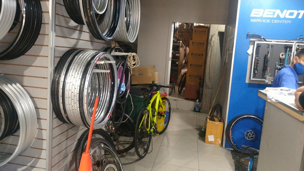 Luissanc3's tweet photo. Está es mi bicicleta specialized @SpecializedMxi1 después de un servicio que vine a hacer el día 22 de octubre del 2021 en @bicisBENOTTOmx con dirección: San Luis Potosí 211 Local 1 Colonia Roma .
Abro hilo https://t.co/fTfT2e01it