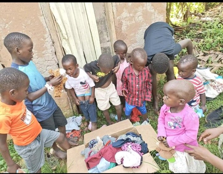 AmeriCannaBlunt's tweet photo. DYK there's 50 million + orphans in #Uganda
These kids are raised by a young uncle & grandmother.
God's Storehouse in Tennessee sent a clothing & toy box . The kids had never received mail 💌
The goal is to raise $250 p/ child for school.
#Crypto #NFTCommmunity
#GotHeart 🙏🏾💞 https://t.co/qSzyVDvu7n