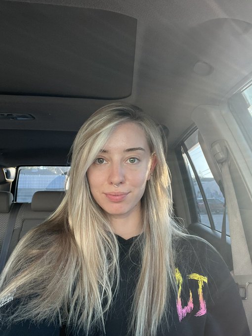 Dyed my huuur blonder https://t.co/FhYtViWizg