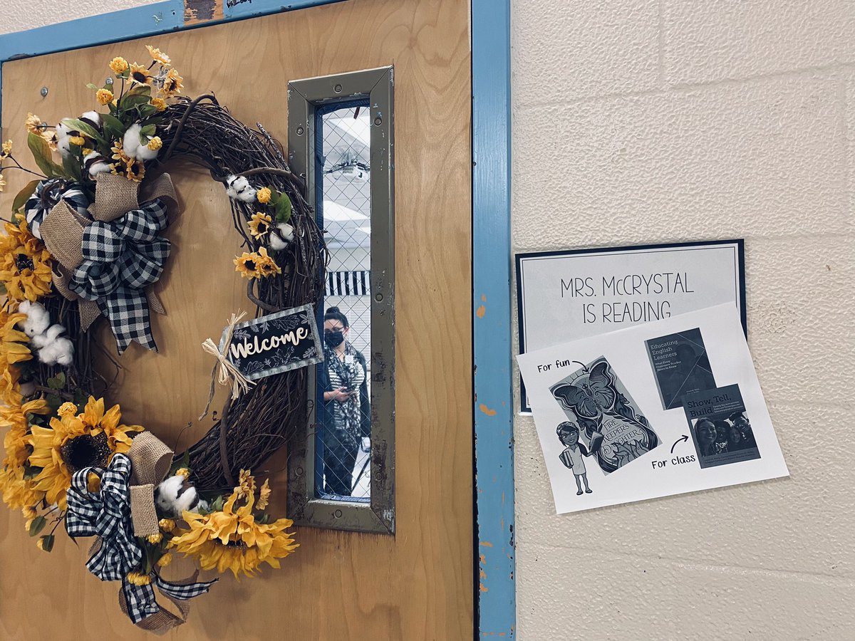 ChristinaLapnow's tweet photo. I popped into a few of our 9th grade English classrooms today. Let me just say, they are doing Romeo and Juliet justice. 📚 Awesome job, team! 👏                I work with the very best people 💙@DHSHappenings https://t.co/4CU6suKLkw