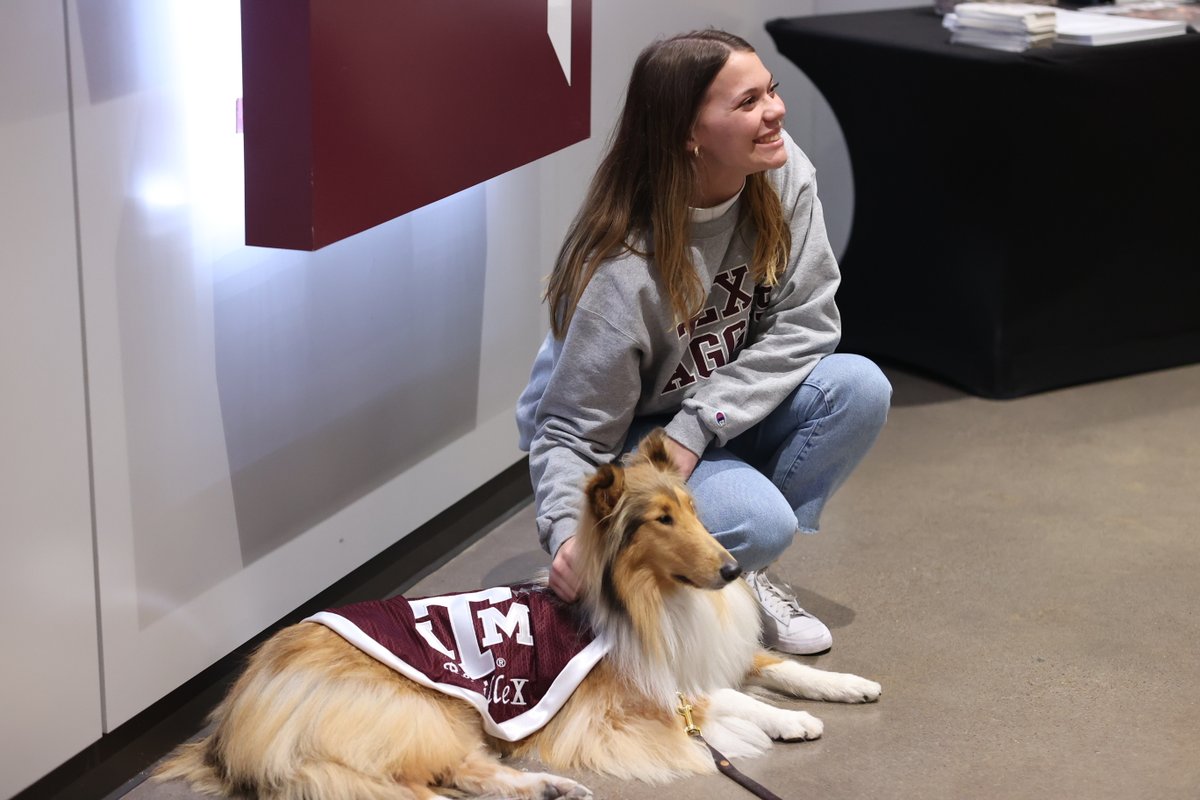 AggieWBB's tweet photo. She is regal 👑

#GigEm https://t.co/ccK6zEIBJw