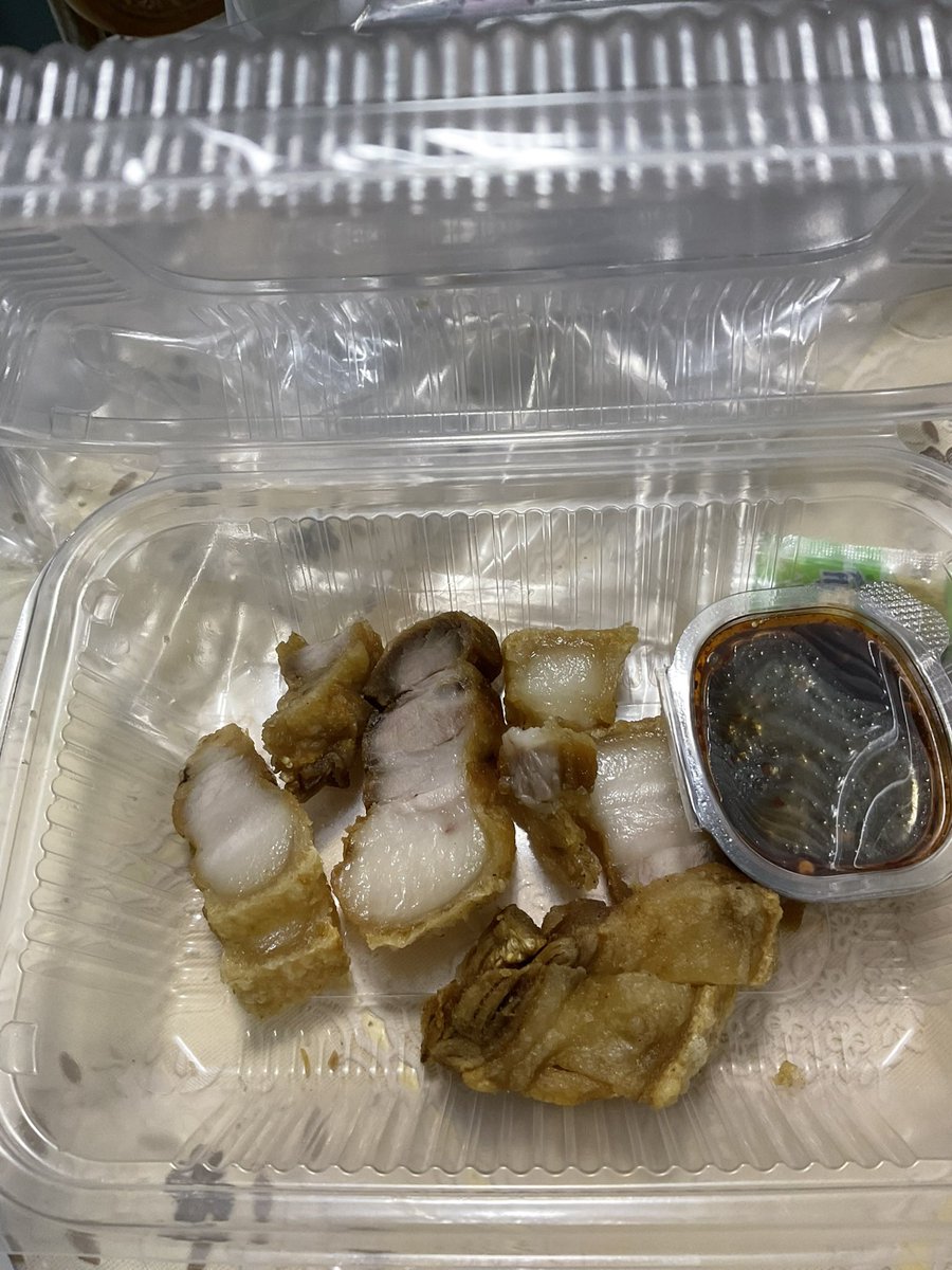 pimkhajon's tweet photo. โปรดเรียกข้าว่า ‘วิญญาณหมูกรอบ’ https://t.co/4J7h0ntC6O