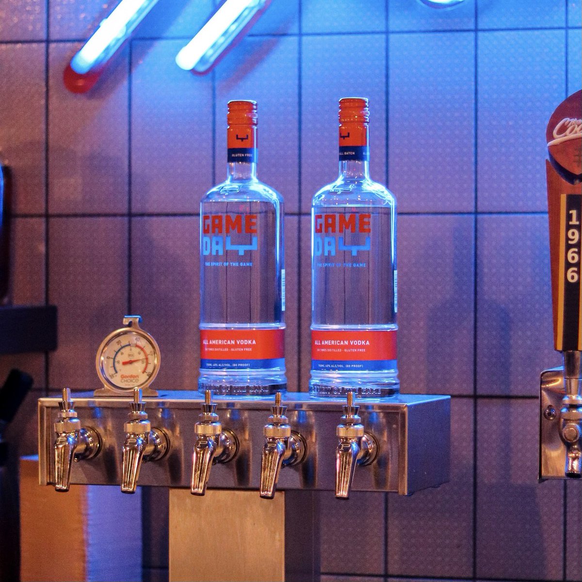 Enjoying (21+) drinks &amp; dining here at <a href="/SpurriersGG/">Spurrier's Gridiron Grille</a> while listening to the best radio show in Gainesville! 

#GoGators