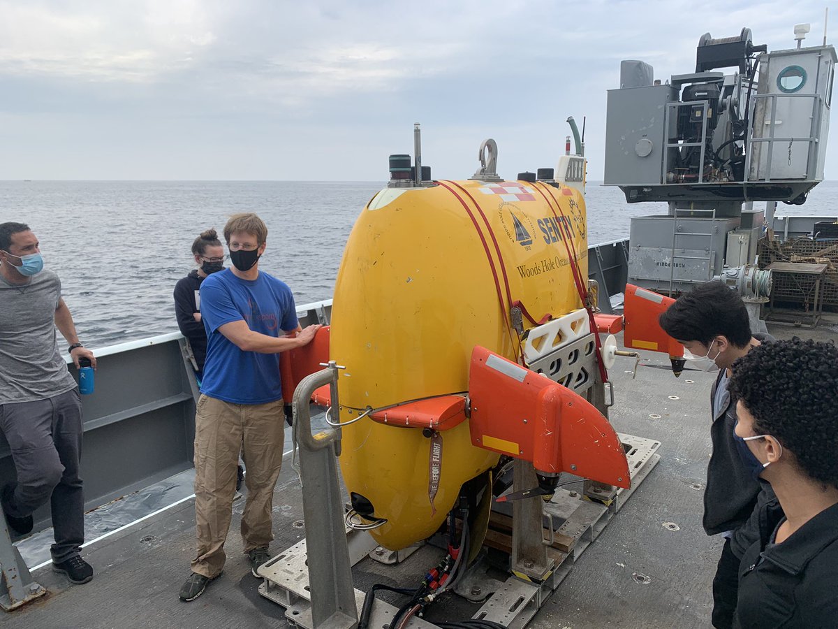 4CASTGofar's tweet photo. Zac, head of the SENTRY team, teaching the science group about SENTRY, the AUV that his team will be using to collect data at Gofar @WHOI https://t.co/aBVsgomkzw