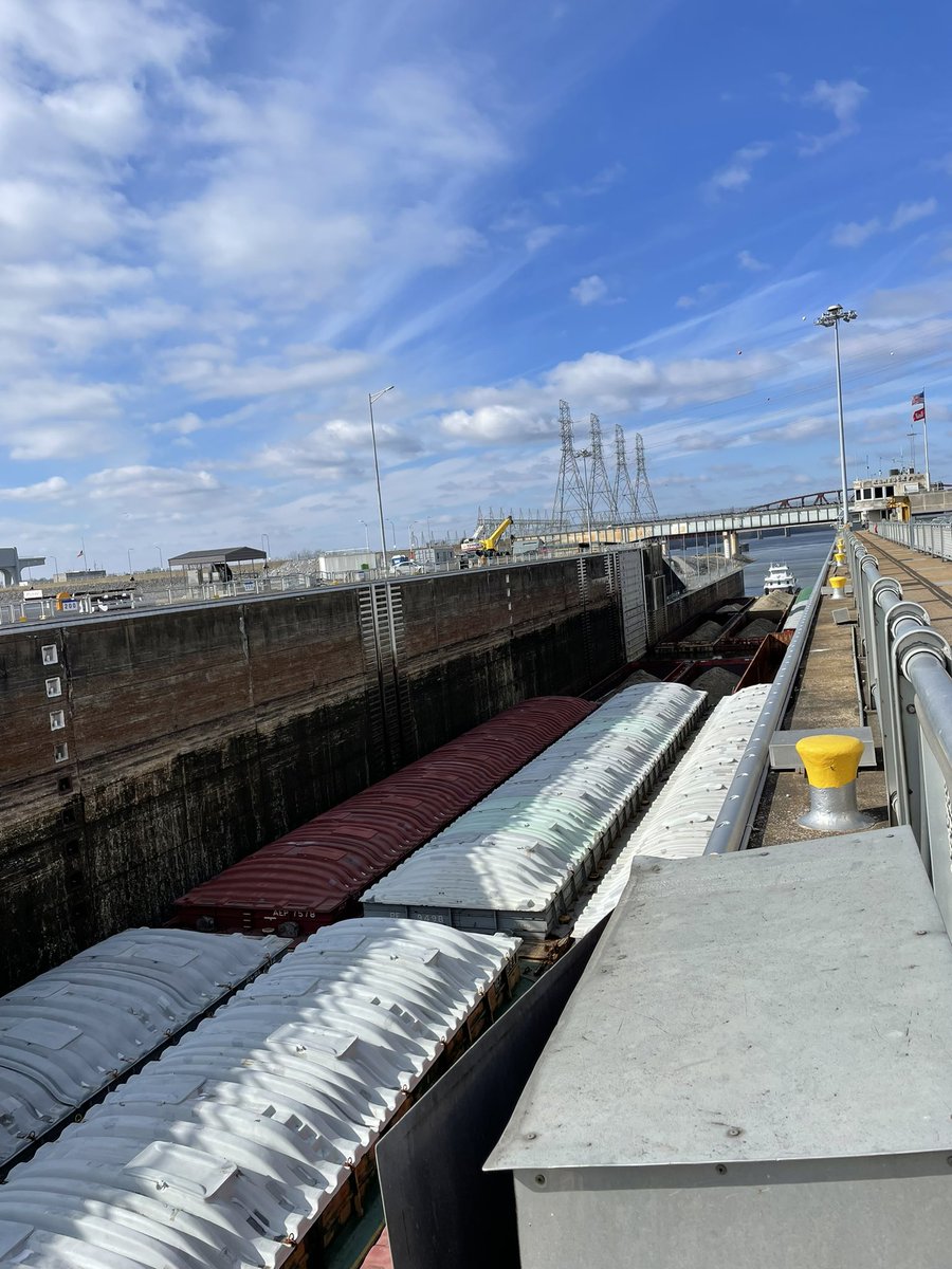 SeedCornGirl's tweet image. What a beautiful day for a lock tour! Seeing the remarkable improvement being made on the Tennessee River is mind blowing.

Lock 25, you’re up next! 🙌🏻

#ILCorn #WaterwaysCouncil