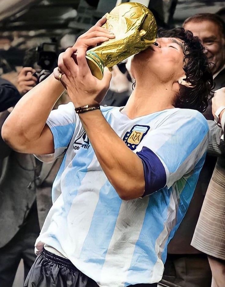 📸 Hilo de fotos de Maradona con la Copa del mundo. 🇦🇷🏆