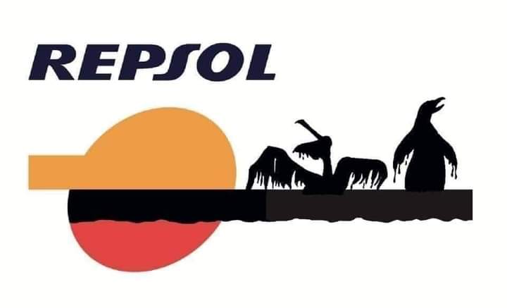 RoxxValiente's tweet photo. Una imagen de un pingüino 🐧 que llega exhausto luego de luchar por sobrevivir al desastre causado por @Repsol Perú.
Es un daño ecológico irreparable, muchos de los animales agonizan, nosotro@s solo pedimos una sanción ejemplar
#FuckRepsol
#RepsolHazteCargo
Por NuNaranjas 🍊 https://t.co/GsIaT5Svjo