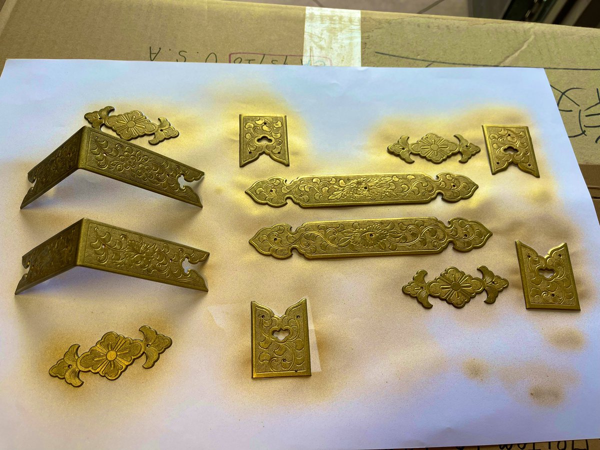 fresno_nishi's tweet photo. Restoration of a #Raiban #礼盤 chair, part 3. 2nd pic shows the 1st coat of the #gold #pigment. It needs 3 coats. 3rd pic shows the difference of un-coat and coated. 4th pic shows how to coat the decorations with the gold pigment.
#Nishihongwanji #Fresno #Betsuin #フレズノ #別院 https://t.co/w7UBT73eZ1