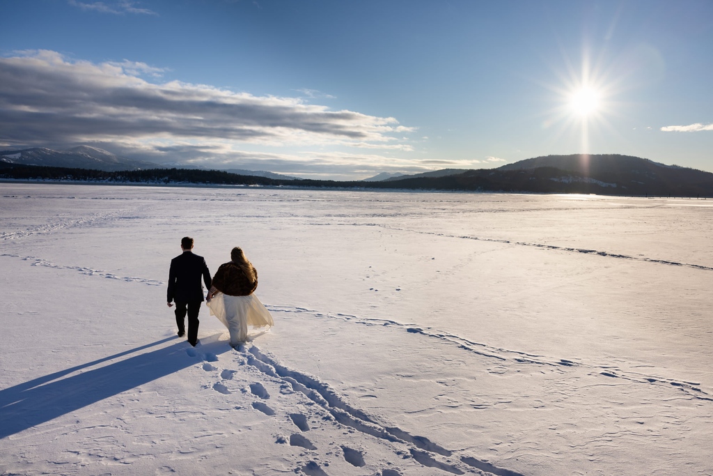 jeromepollos's tweet photo. Cassie and Drew enjoy some one-on-one time as they take a stroll on an iced over bay in Sandpoint before they traded vows at their intimate wedding.

#wedding #winter #bride #groom #landscape #snow #wpja #canon #idaho #sandpoint #shotbyjeromepollos #jeromepollosphotography https://t.co/1BvMRatukR