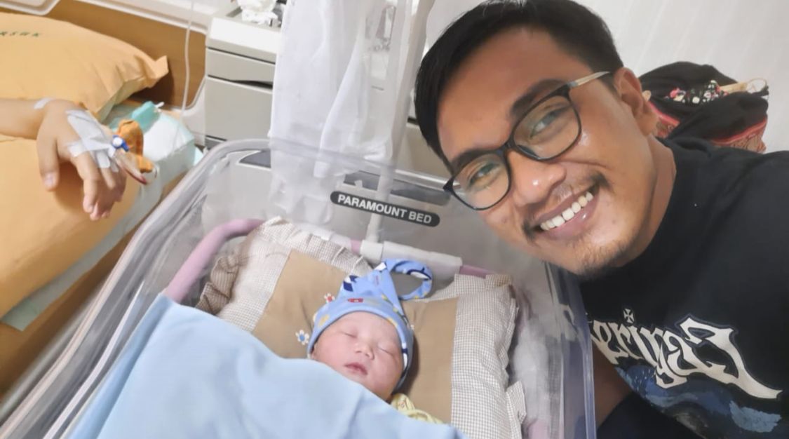 Putriku, cantikku, cintanya Ayah..selamat datang di dunia nak. ~Nayasmine Kasih Agusta~