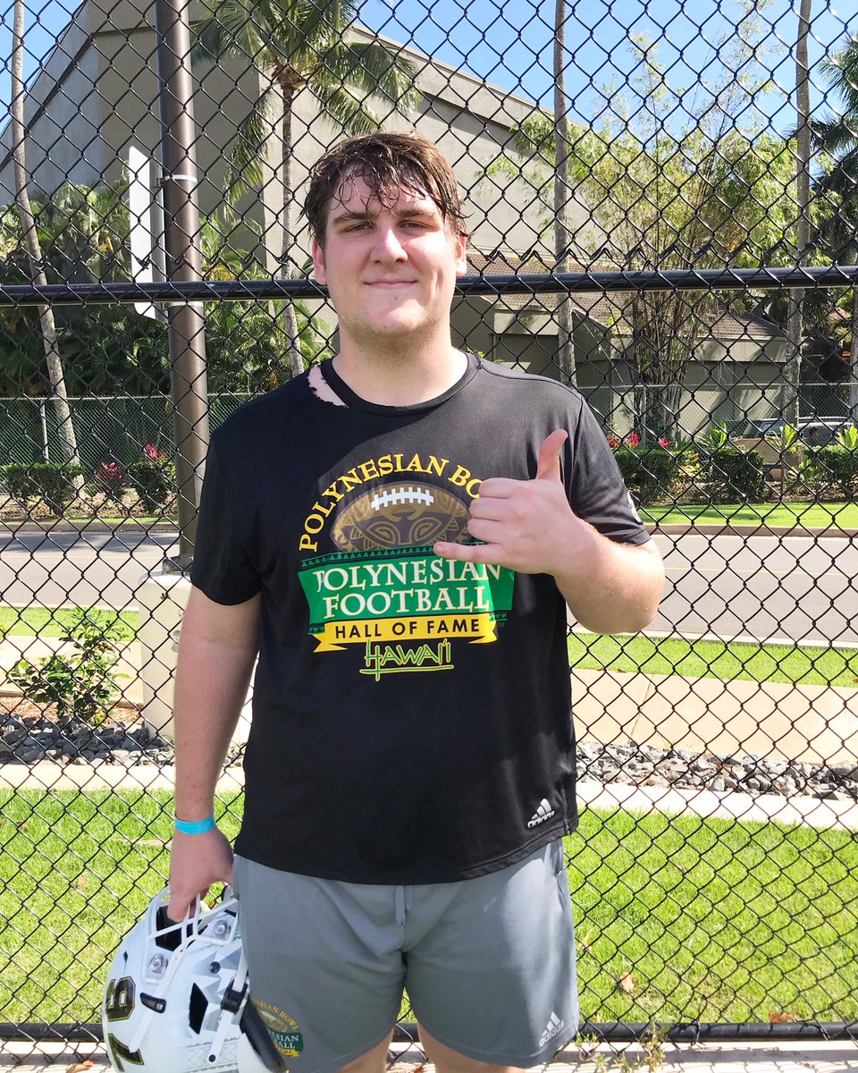 Ashton Montgomery living his best life on the North Shore. #PolyBowl2k22 🌴🤙 @amontgomery2022