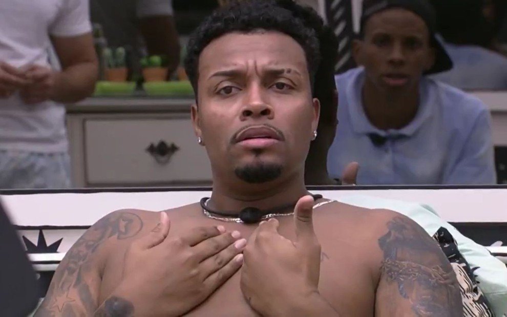 Após fazer "piada" sobre o vídeo intimo vazado da participante Natália, Nego Di teve sua conta no Instagram suspensa e recebeu uma denuncia no ministério público, que investigará o caso!

“Que ele vá fazer graça na cadeia e não no Instagram” #BBB22