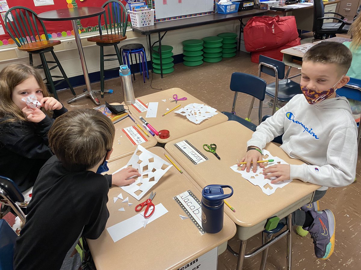 BCSDCrestview's tweet photo. Today students discussed the importance of goal setting and embracing differences with the creation of snowflakes. #CrestviewPRIDE https://t.co/MBQqL04ILe
