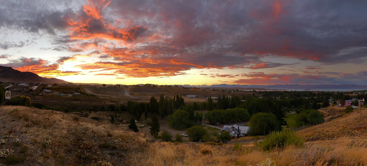MartinFreileOK's tweet photo. Llego sin pedir permiso el atardecer y se vistió de colores.- https://t.co/kav01Erz7H