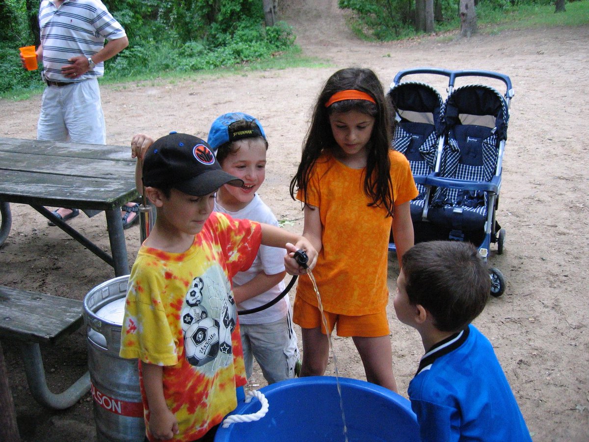 gillidonut's tweet photo. Never too early to learn how to tap a keg, thanks Dad! https://t.co/vxhpSRsy65