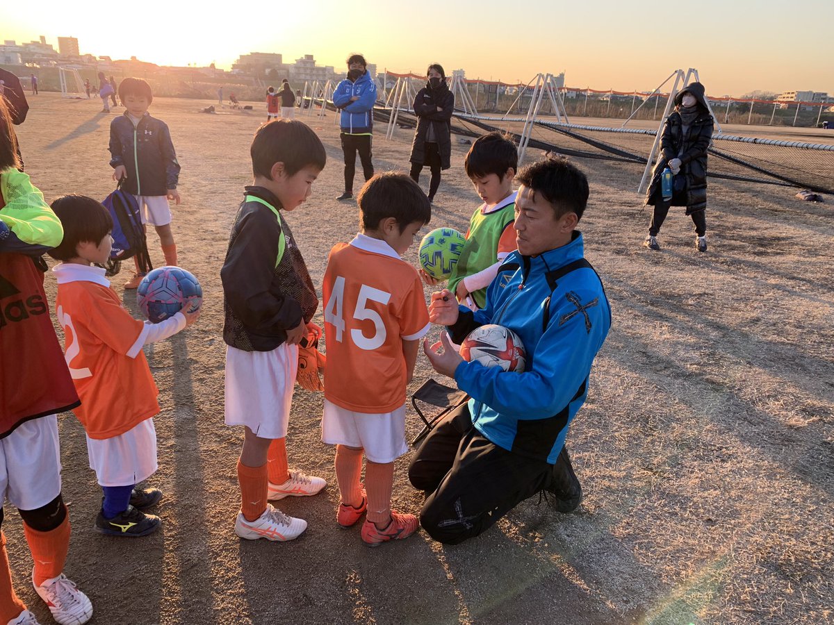 今年の初蹴りには、OBもたくさん参加いただき、盛り上がりました‼️

クラブOBの現役Jリーガー鎌田次郎選手にも来ていただき、子ども達も大喜び😊
鎌田選手<a href="/2Jiro2/">JIRO KAMATA</a> ありがとうございました❗️今年も相模原でのご活躍を応援しています！

#下丸子シューターズSC
#初蹴り