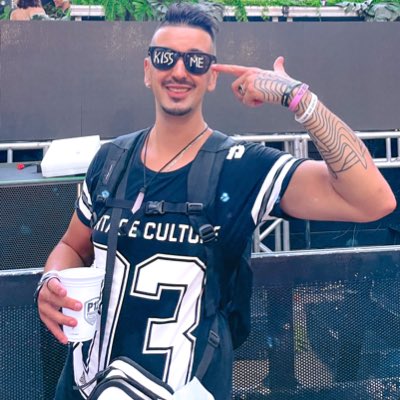 euvinilara's tweet photo. 2022 começou diferente 😎 https://t.co/l8ab64ec59