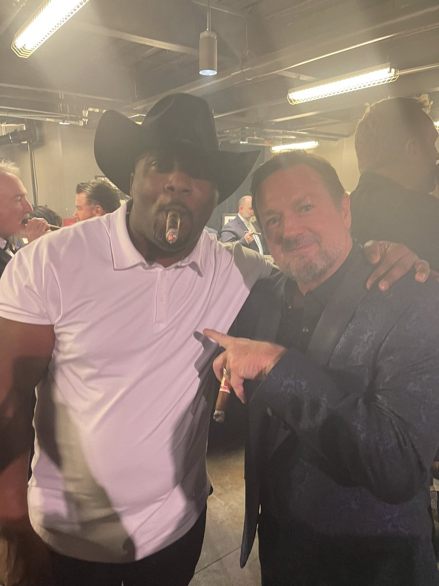 roywilliams31's tweet photo. My @CoachBobStoops is the MoFo man. He can clown me anytime. My love for this Man will never Change! Sooners for Life!! #Boomer #AndSmittynevertoldmehelovedme 🤔🤣😂😂 https://t.co/7icMxTQPMz