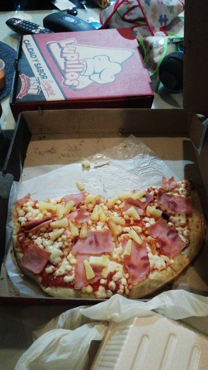 Evy85RS's tweet photo. @lupillospizza que onda con esta pizza, se tardaron en entregarla un montón y sin derretirse el queso 😣 https://t.co/nUMIKsv7GO