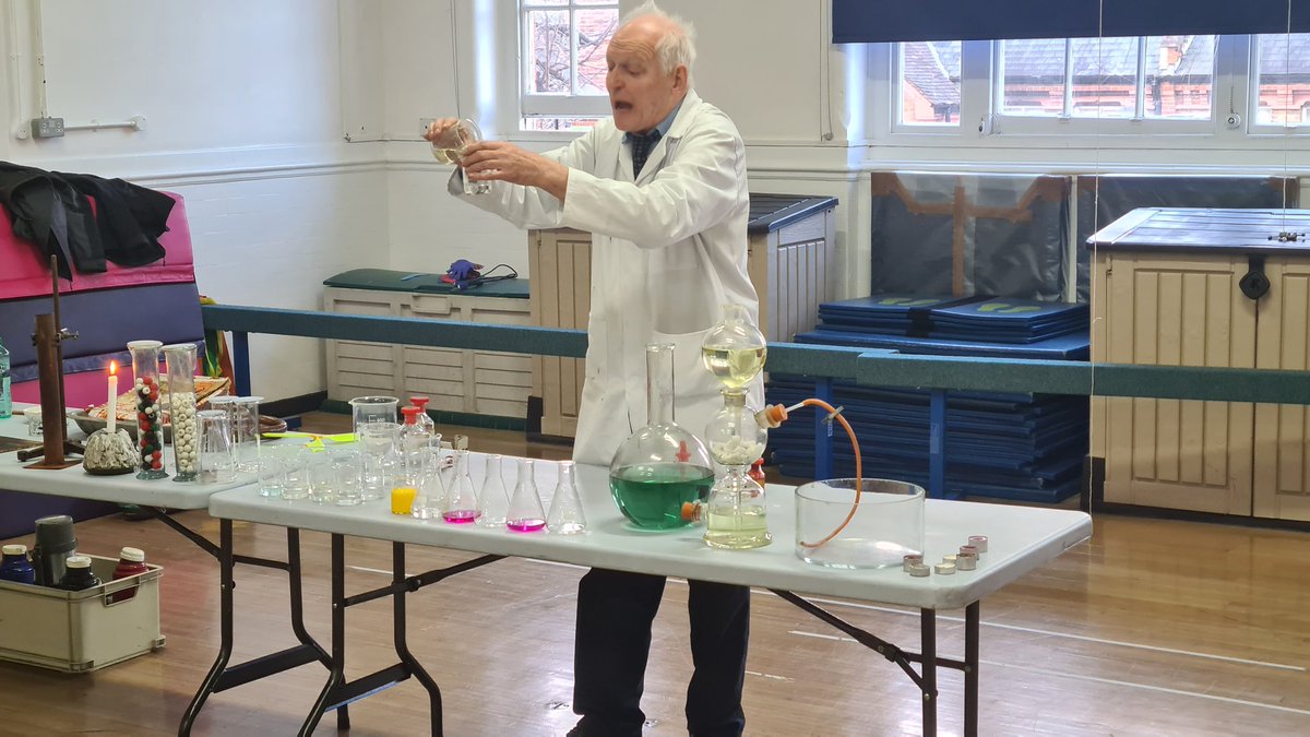 NoelParkSch_N22's tweet image. Science in Lime Class was amazing this week. #AIBM #noelparkprimaryschool