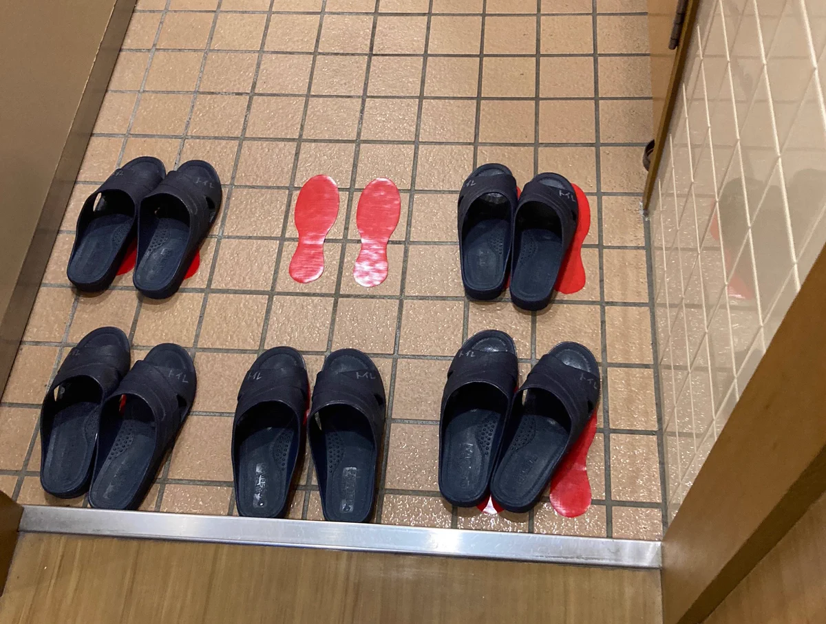 スリッパの散らかりが解消される？地面に足跡シールを貼るのが効果的！