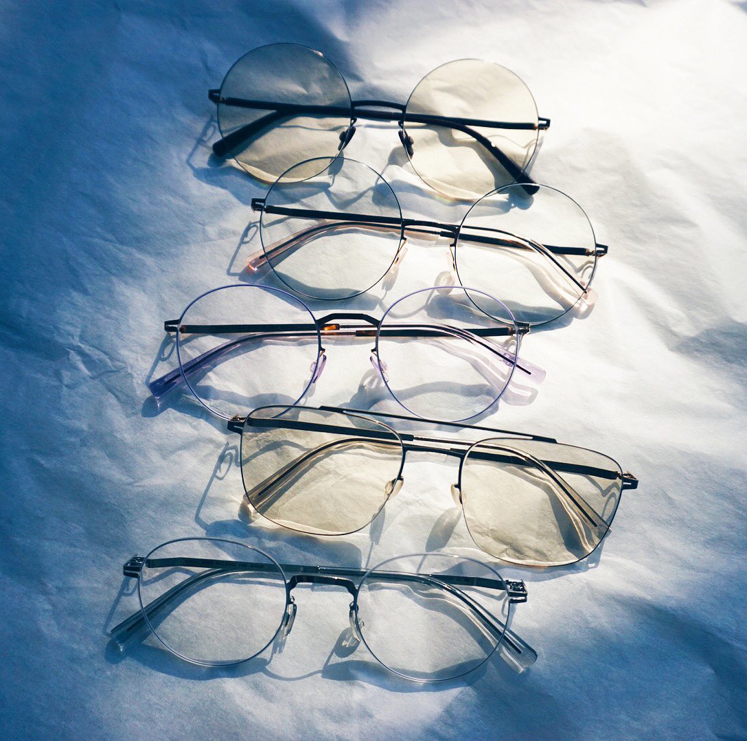 MYKITAShopJapan's tweet photo. 【LESSRIM Collection】
“特別仕様のカラーレンズ”

LESSRIMコレクションには様々なモデルの展開があり、個性的なシルエットでも縁なしのような仕様によってお顔に馴染みやすいデザインになっています。
特別仕様カラーレンズのモデルもいくつかご用意がございます。
※数量限定の販売となります https://t.co/KQWaM2vEN0