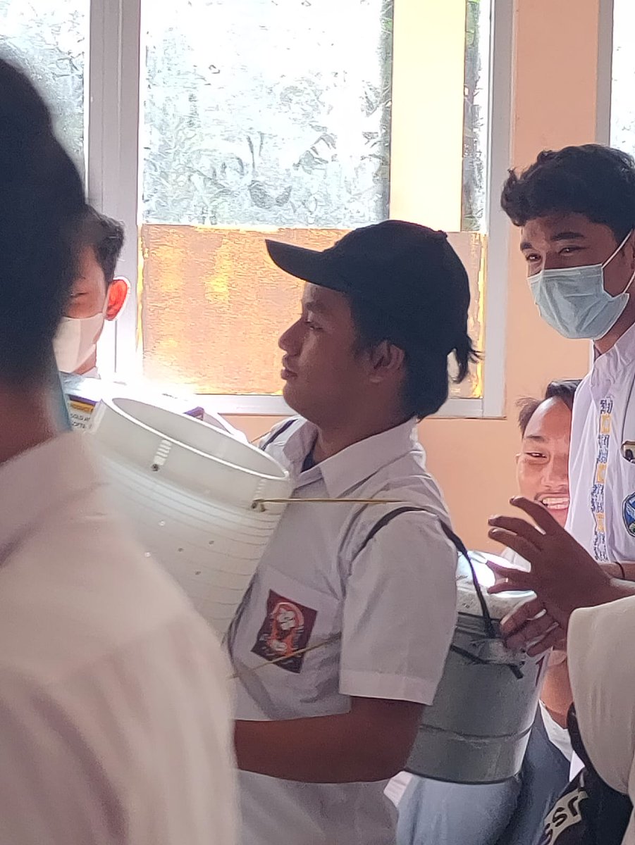 lrsfah's tweet photo. #nobackpack day aku bawa tempat sampah, temen ku bawa kardus, kandang burung, kandang kucing, daleman putih mensin cuci, panci, blender, kardus PS4, dan lain-lain!!! https://t.co/nKzmfPfDJd