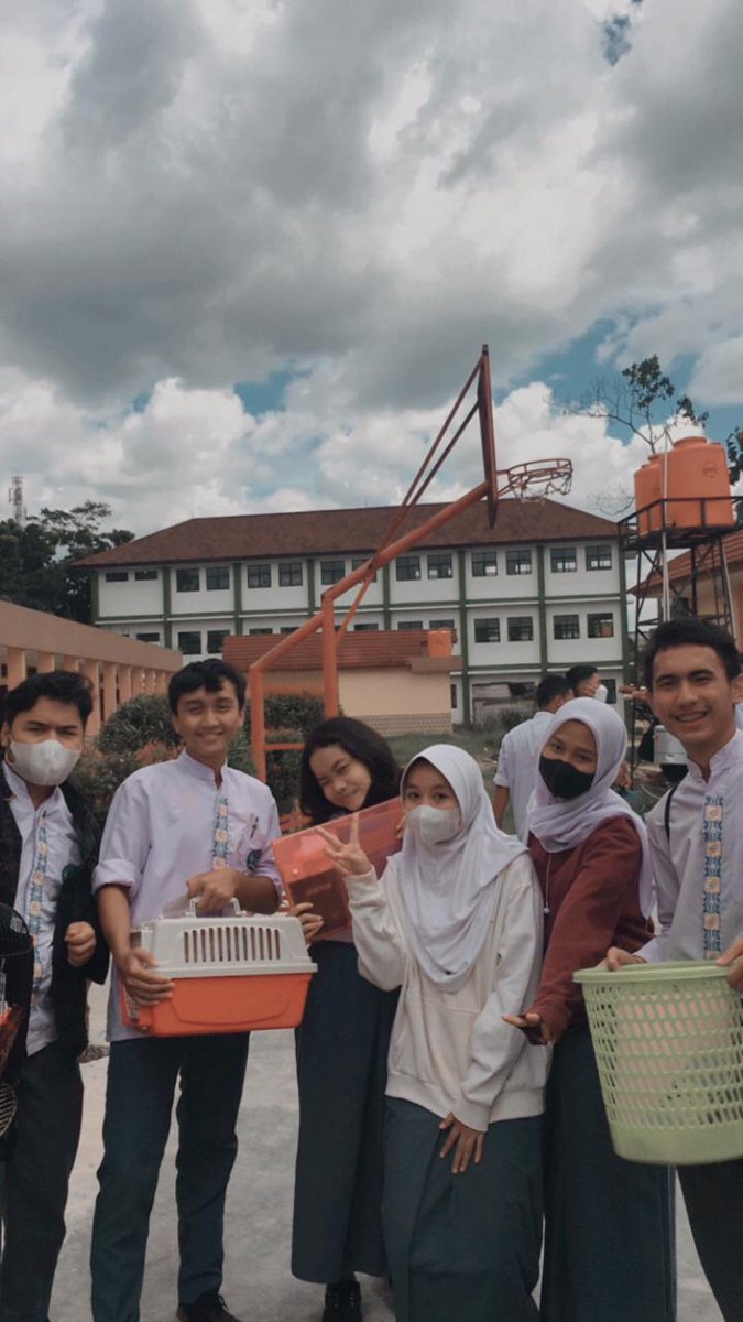 lrsfah's tweet photo. #nobackpack day aku bawa tempat sampah, temen ku bawa kardus, kandang burung, kandang kucing, daleman putih mensin cuci, panci, blender, kardus PS4, dan lain-lain!!! https://t.co/nKzmfPfDJd