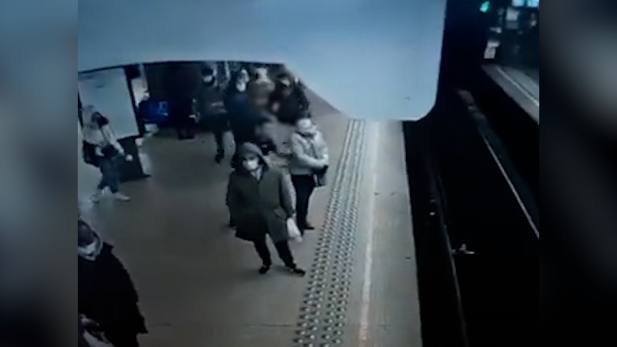 "Femme poussée sur les rails du métro bruxellois : le choc des images" Diffuser, pas diffuser, cmt? Pq ces images ont-elles autant marqué nos rétines et autant circulé sur les RS? On en parle avec <a href="/Moulixav/">Mouligneau Xavier</a> du JT de la RTBF et <a href="/gunthert/">André Gunthert</a> à 8h30 dans les Décodeurs sur <a href="/lapremiere/">La Première</a>