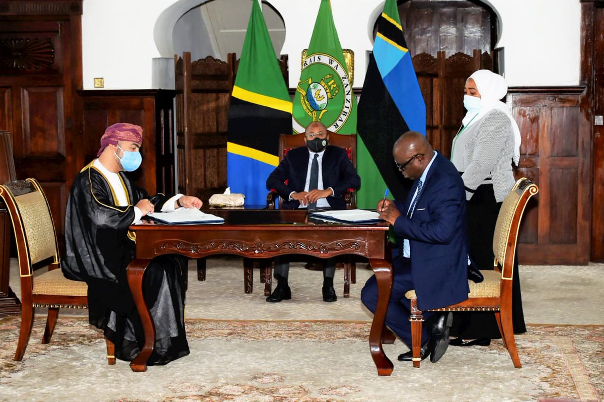 OmanZanzibar's tweet photo. وقعت حكومة سلطنة عمان مذكرة تفاهم مع حكومة زنجبار لدراسة جدوى مشروع إعادة تأهيل وتطوير وتشغيل ميناء ماليندي السياحي وتطوير الواجهة البحرية. https://t.co/KzTuKNaXD6