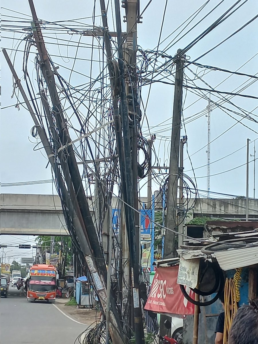 arif_ariantoro's tweet photo. @TelkomIndonesia @KabupatenBekasi @pln_123 selamat siang.. ijin lapor pihak terkait kondisi kabel-kabel yg nampak kurang nyaman dipandang dan mengganggu. Lokasi depan Kantor Pos Cibitung Alamat: Jl. Raya Teuku Umar No.22, Telaga Asih, Kec. Cikarang Bar., Kab.Bekasi, Jabar 17520 https://t.co/wLocrruova