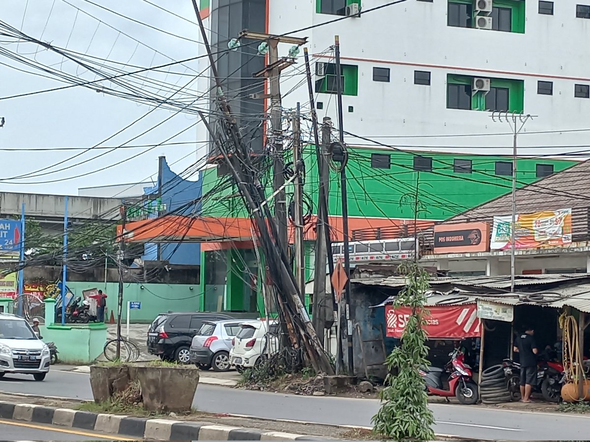 arif_ariantoro's tweet photo. @TelkomIndonesia @KabupatenBekasi @pln_123 selamat siang.. ijin lapor pihak terkait kondisi kabel-kabel yg nampak kurang nyaman dipandang dan mengganggu. Lokasi depan Kantor Pos Cibitung Alamat: Jl. Raya Teuku Umar No.22, Telaga Asih, Kec. Cikarang Bar., Kab.Bekasi, Jabar 17520 https://t.co/wLocrruova