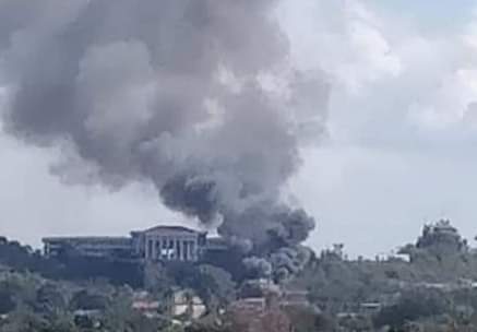 A fire broke out near the University of Technology in #Maing_Lone Ward, Loikaw Township, Karenni State, at around 11 am today &amp; heavy artillery shelling &amp; gunfire could be heard this morning.Junta is also stationed near the battlefield in #Loikaw.

#WhatsHappeninglnMyanmar