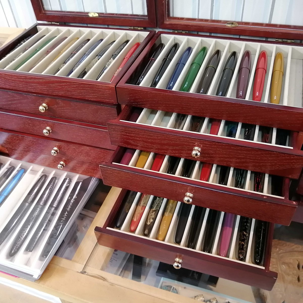 【取材進行中！】続いて大分県のワンチャーさんへ🖋

ワンチャーさんは職人が作った万年筆などを海外に販売している会社で、社員の多くはAPUの卒業生で海外出身です。

日本の伝統工芸を海外に発信するビジネスモデル ー 詳しくは2月25日発売のスモールジャイアンツ特集号に掲載します！

#smallgiants