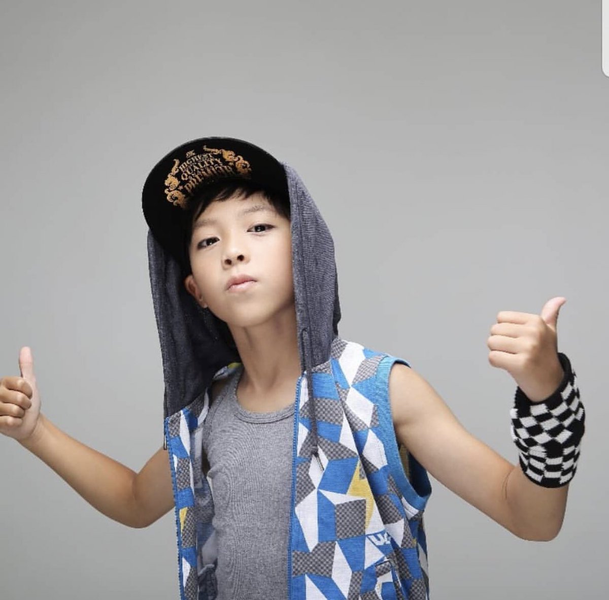 jwcsantanim's tweet photo. มาทำความรู้จักโจอูชานกันค่ะ #우찬 #WOOCHAN 
- อูชานเกิดวันที่ 20 มกราคม 2005
- เป็นพี่ชายคนโต มีน้องสาว1คน
- วันเกิดปีแรกของอูชานน้องจับไมค์ ความหมายคือโตไปจะเป็นคนมีชื่อเสียง
- น้องเข้าวงการตั้งแต่เด็กๆ มีถ่ายโฆษณาหลายตัว รายการทีวี แล้วก็เข้าเป็นเด็กฝึกcubeตั้งแต่12ขวบ https://t.co/0FpeW8COuu