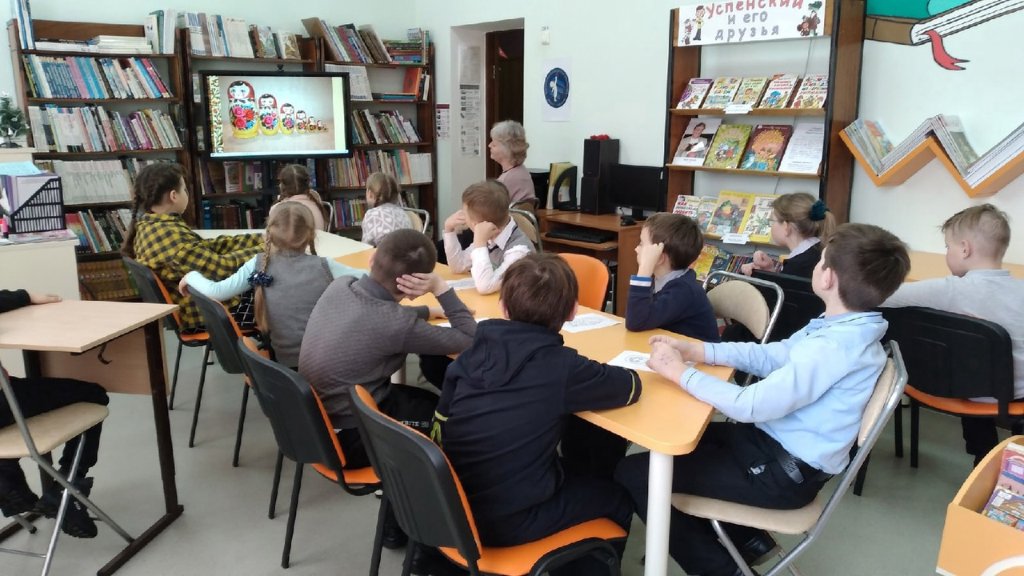 zMqJOG5yVM9XwLD's tweet photo. 2022год объявлен Годом народного искусства и нематериального культурного наследия народов России.В рамках этого года учащиеся нашей школы посетили музейно-выставочную экспозицию при Центр. межпоселенческой библиотеке, а в чит. зале  познакомились с историей возникновения матрешки https://t.co/PptIprJ1m0