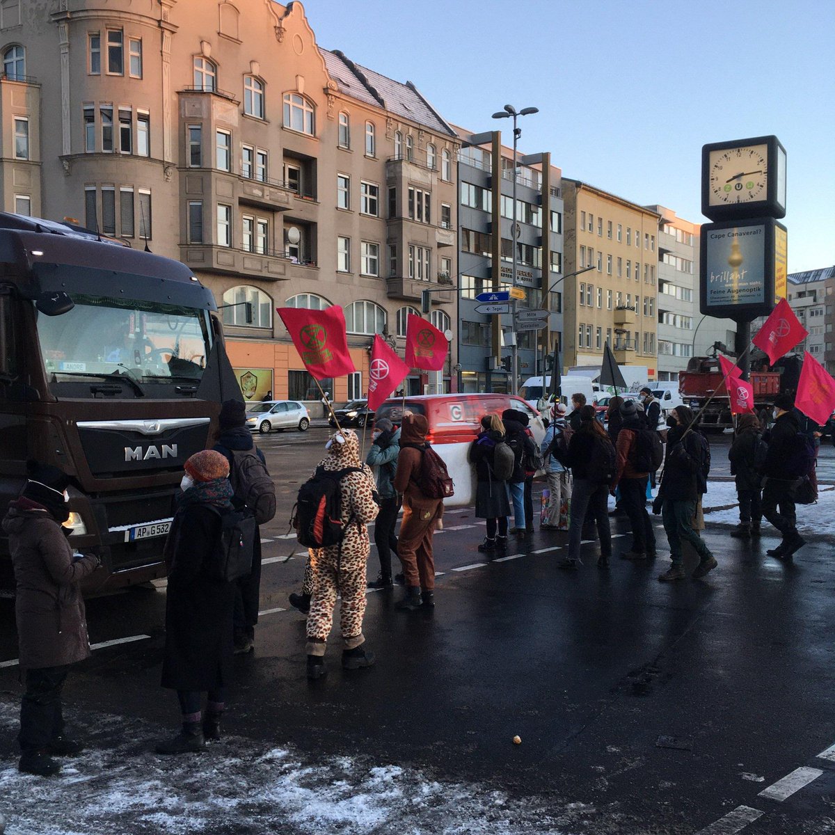++ BAYER MONSANTO BLOCKADE ++

Wir sind in Aktion beim Bayer Monsanto in Berlin-Wedding.

Die Straße vor <a href="/BayerDialog/">Bayer im Dialog</a> wird blockiert. Menschen haben das Vordach erklommen und fordern vom @bmel den Zusammenbruch unserer Ökosysteme wie Böden, Wälder und Meere aufzuhalten.
#WHES22