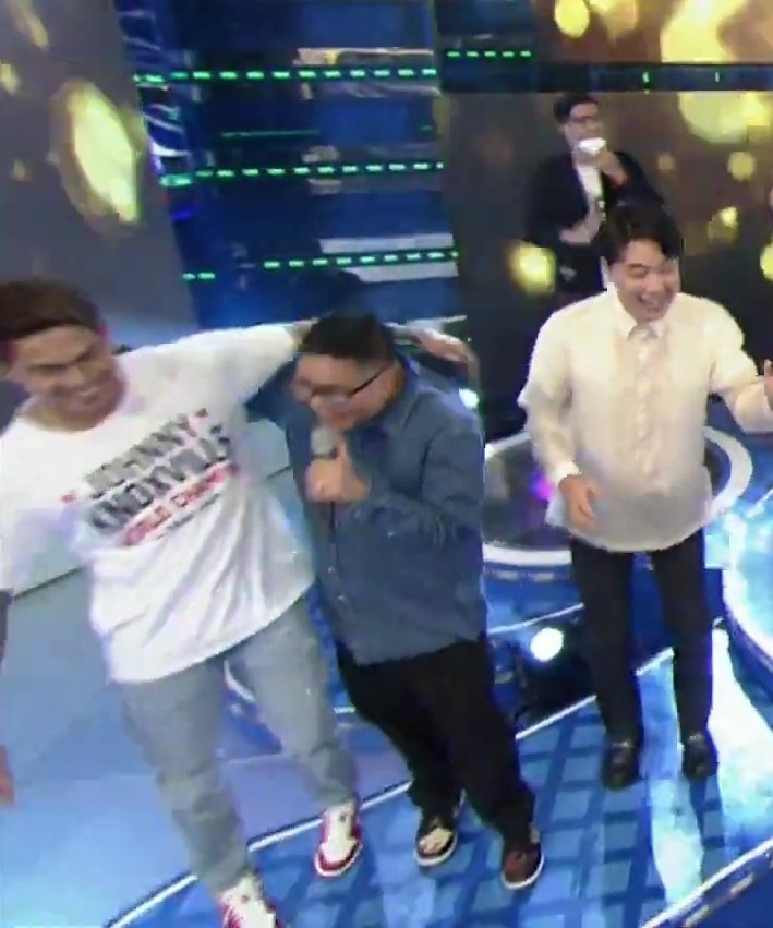 tkxvi_'s tweet photo. cutiess! niyakap ni ion si kuys jugs, yey happy birthday poo! π₯³π @jugsjugsjugs
#ShowtimeGoBabe https://t.co/OaS9zPM1Xh
