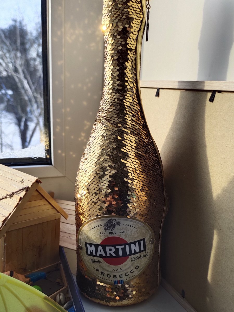 Притащил мой после НГ мне шампанское мартини просекко.
И знает же, что с шампанским у меня никак 
— Чё за бутыль пафосная? Кому? Зачем? Что тебя в ней привлекло?
— Пайеточки на молнии, они снимаются, прикинь
— Убедительно
Так и стоит