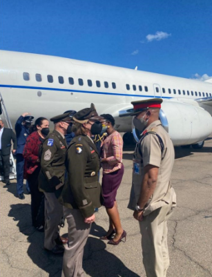 FlconEYES's tweet photo. US SOUTH COMMAND
LAURA J. RICHARDSON ESTUVO EN JAMAICA HOY.
Boeing C-40C B737 Militar del Comando Sur
#Boxer47 | #AE1165 | #REG020201
https://t.co/lk2G6HUh3z https://t.co/kROc9XgcwZ