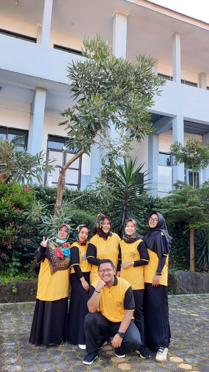 "Bangga, tapi jangan sombong. Bekerja keras, tapi jangan terpaksa. Bersyukur tapi jangan cepat berpuas diri."  -Wishnutama-

Selamat hari jumat tweeps...