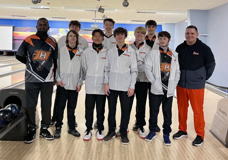 hhsbucsbowling's tweet photo. Your Hoover Bucs finished day 1 of seeding for the South Regional Tournament in 2nd place. We bowl against Mary G. Montgomery in the 1st round of bracket play tomorrow for a chance to advance to the state tournament. Go Bucs! #sailsup #pinsdown #unf1n1shed https://t.co/XsTLW66gxe