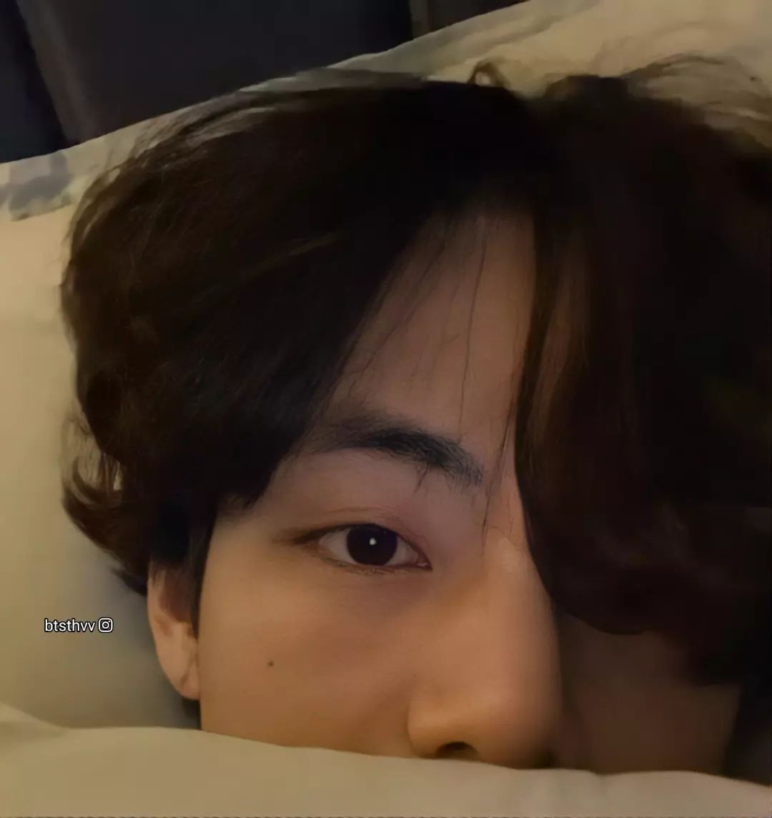 st2fangirlbts's tweet photo. thv updates deleted story v handsome pretty cheek mole handsome face 😍😘😘😘😚😚🤗🤗 👏💜️💜️ #thv #V #BTSV #kimtaehyung #foryou #Vinsta https://t.co/8akzGQatyY