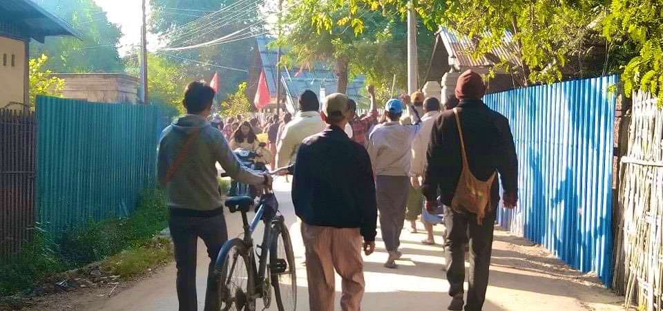 #Shwebo’s residents marched morning strike to protest against military dictatorship and in support of <a href="/NUGMyanmar/">National Unity Government Myanmar</a> by raising three fingers sign.They will oppose till get back Justice&amp;Democracy for our country.🙏🏽✊🏽💪🏽
#WhatsHappeningInMyanmar
#2022Jan21Coup
#ICJ_BringSACToJustice