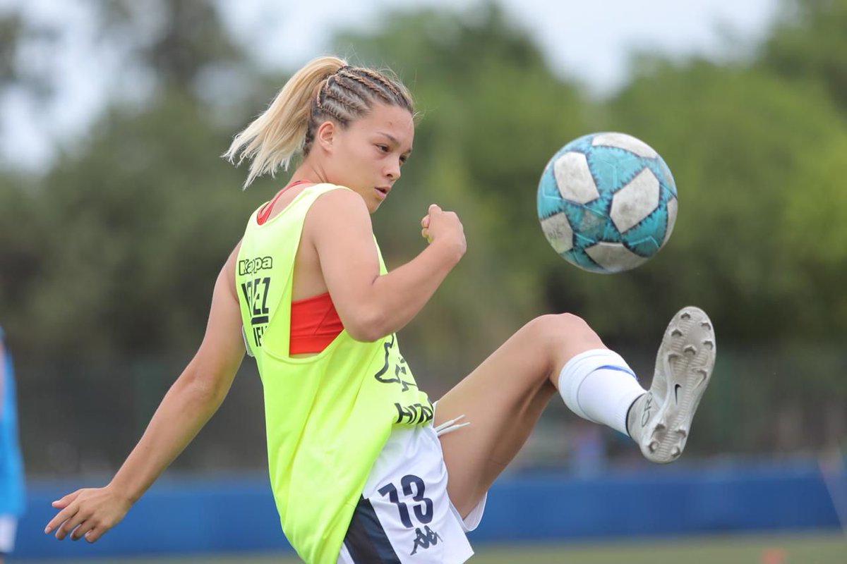 mundovelezano's tweet photo. La Primera División de #Vélez inició la pretemporada de verano 2022 en el Predio Parque Leloir. La práctica estuvo dirigida por el ayudante de campo, Daniel Cielinski. 

📸 @FemeninoVelez https://t.co/0kZFxuIJHx