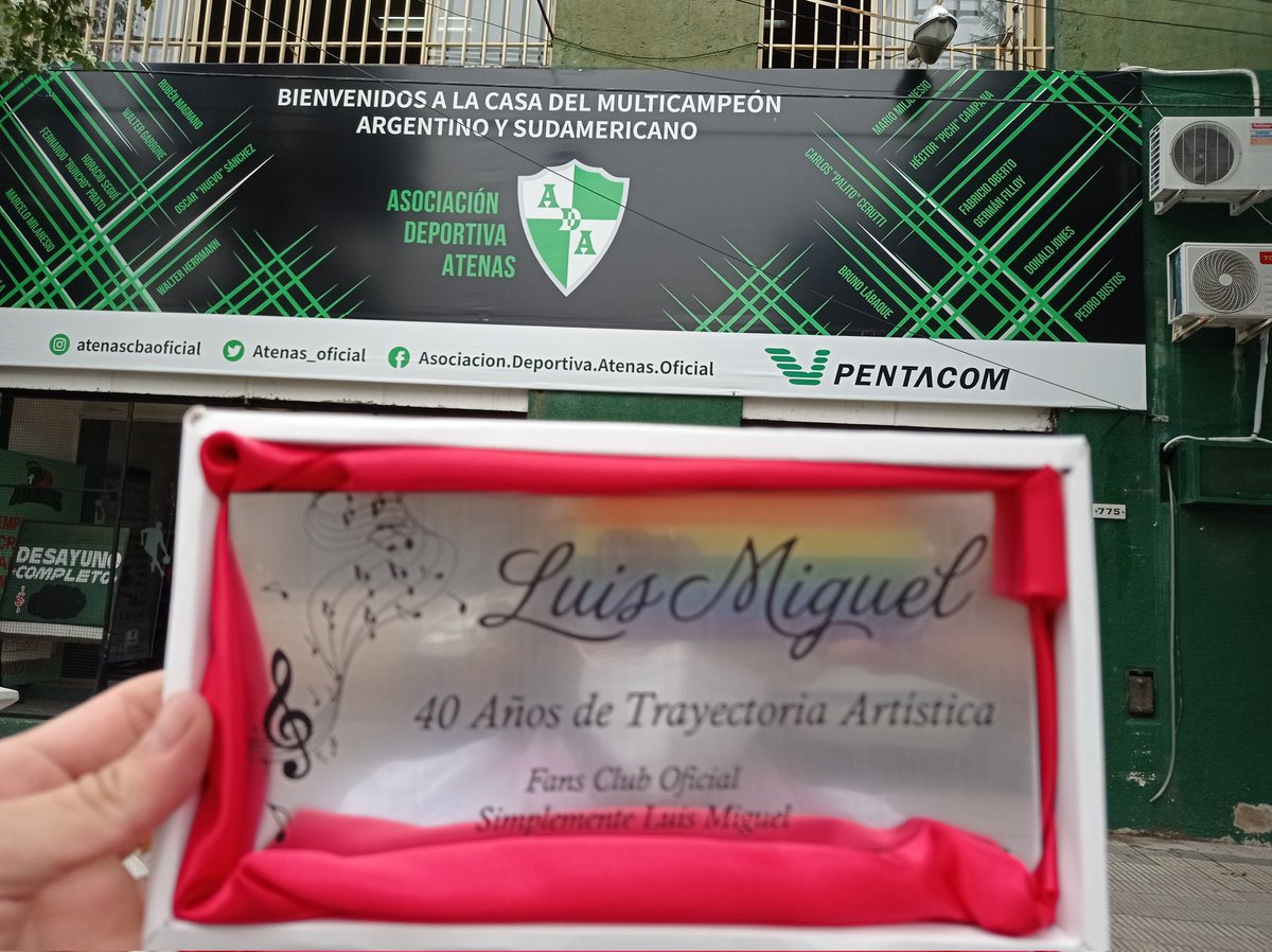 SimplementeLM's tweet photo. Corriendo el telón...llega la sorpresa

#LuisMiguel40AñosDeTrayectoriaArtística es la fiesta que esperábamos.

Mirá y seguí nuestras redes para saber cómo ser parte del homenaje @LMXLM @WarnerMusicArg https://t.co/HrL1SZYY1I