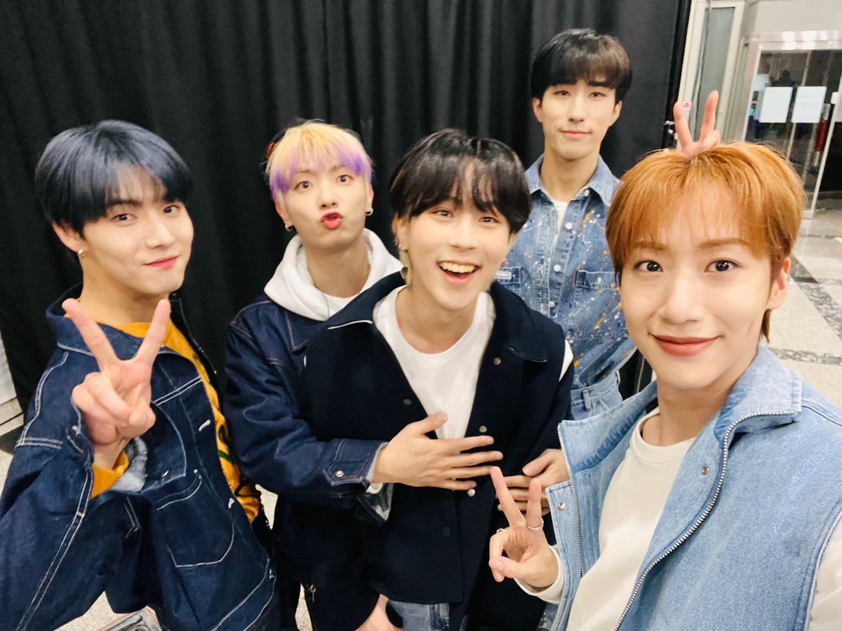 official_ONEWE's tweet photo. [#ONEWE]

우리 위브 여러분, 잠시 후 1시 
ARIRANG K-POP 유튜브 채널
'Simply K-Pop' 오늘 무대도 
놓치지 말고 본방사수하세요🤍

#원위 #위브 #너의_우주는 https://t.co/5TOxS7juwP